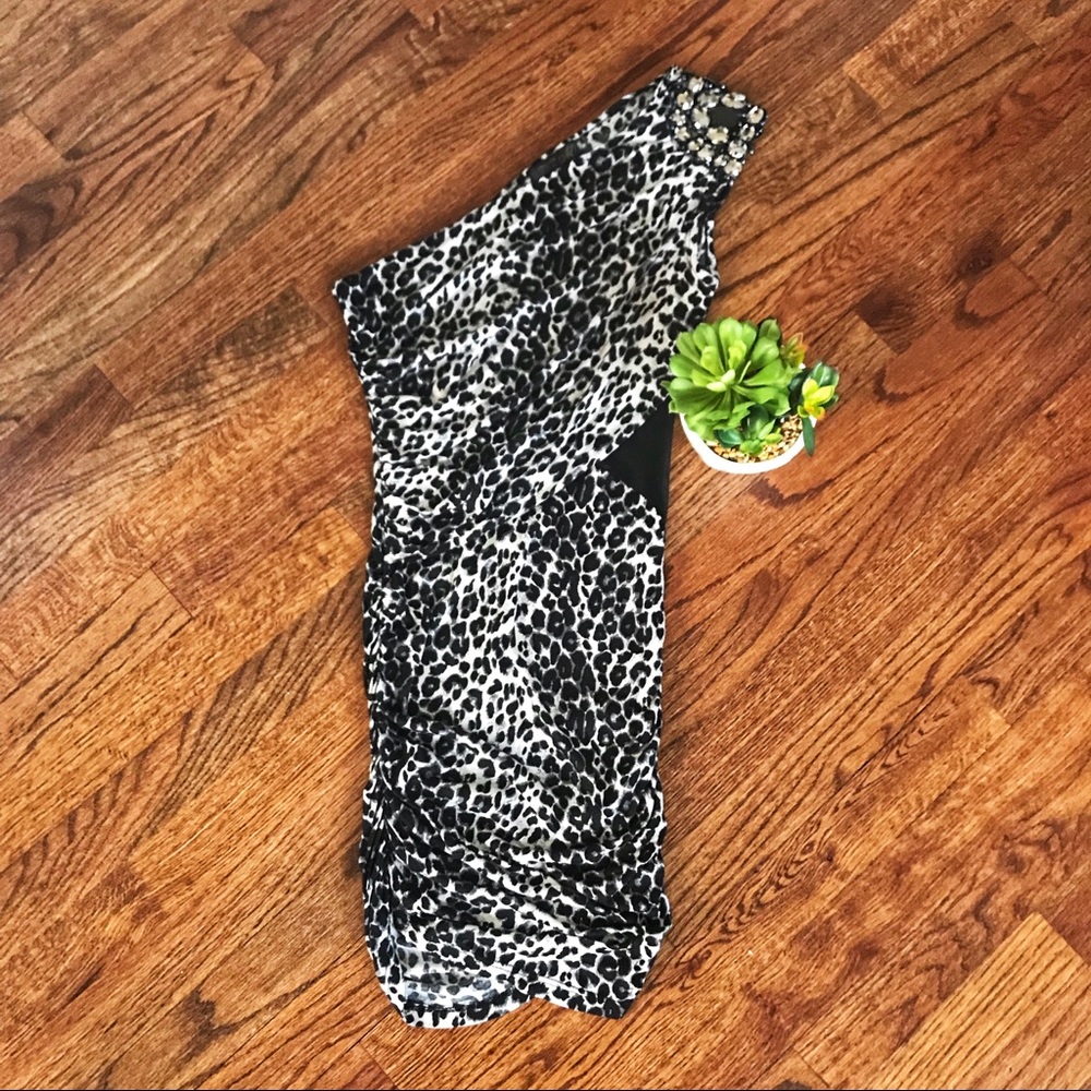 Small one sleeve mandees dress